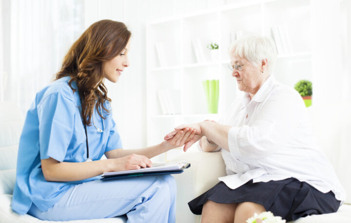 Medico paziente psoriasi